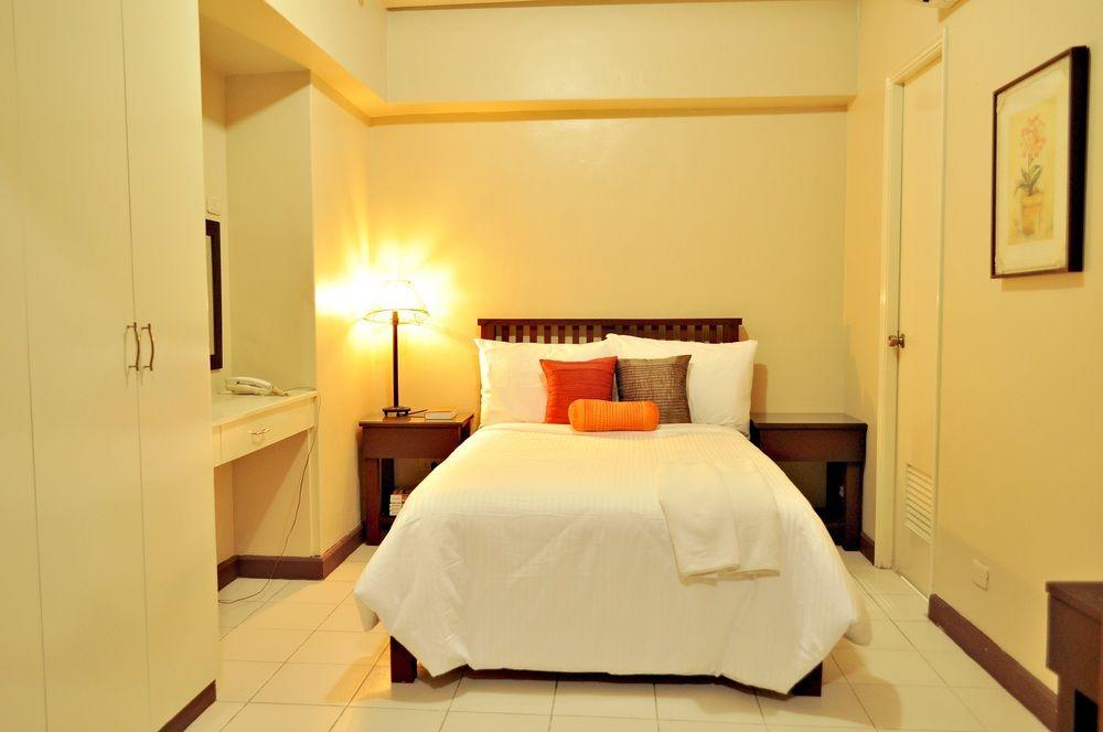 Oyo 103 Artina Suites Hotel Makati City Екстер'єр фото