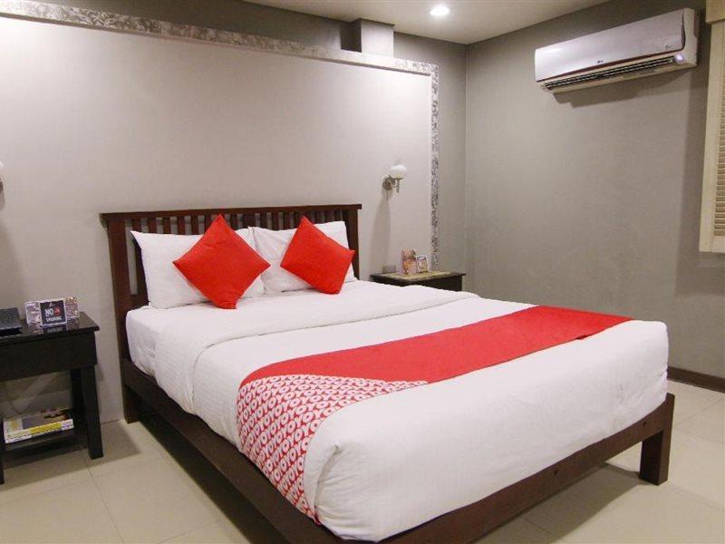 Oyo 103 Artina Suites Hotel Makati City Екстер'єр фото