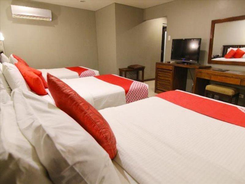 Oyo 103 Artina Suites Hotel Makati City Екстер'єр фото