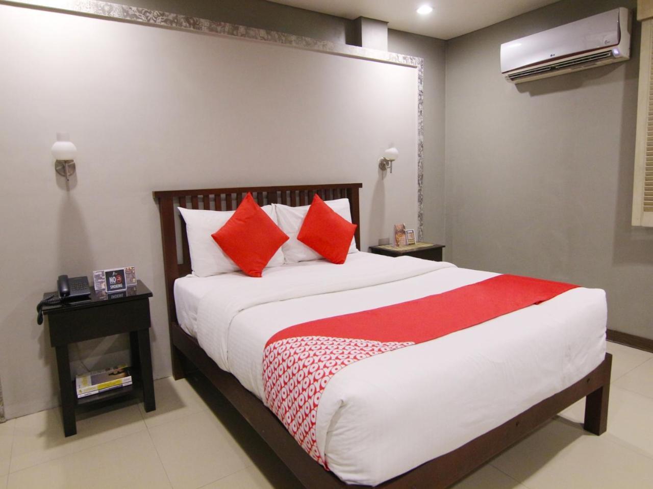 Oyo 103 Artina Suites Hotel Makati City Екстер'єр фото