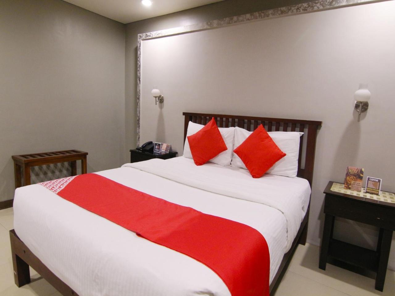 Oyo 103 Artina Suites Hotel Makati City Екстер'єр фото