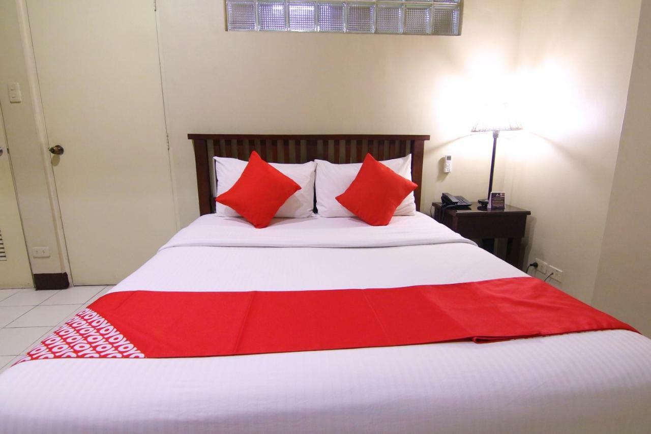 Oyo 103 Artina Suites Hotel Makati City Екстер'єр фото