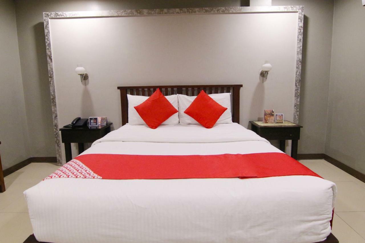 Oyo 103 Artina Suites Hotel Makati City Екстер'єр фото