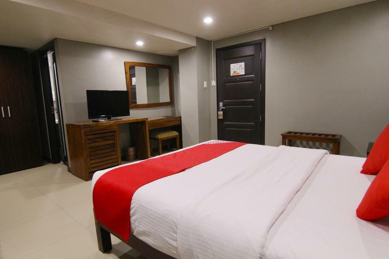 Oyo 103 Artina Suites Hotel Makati City Екстер'єр фото
