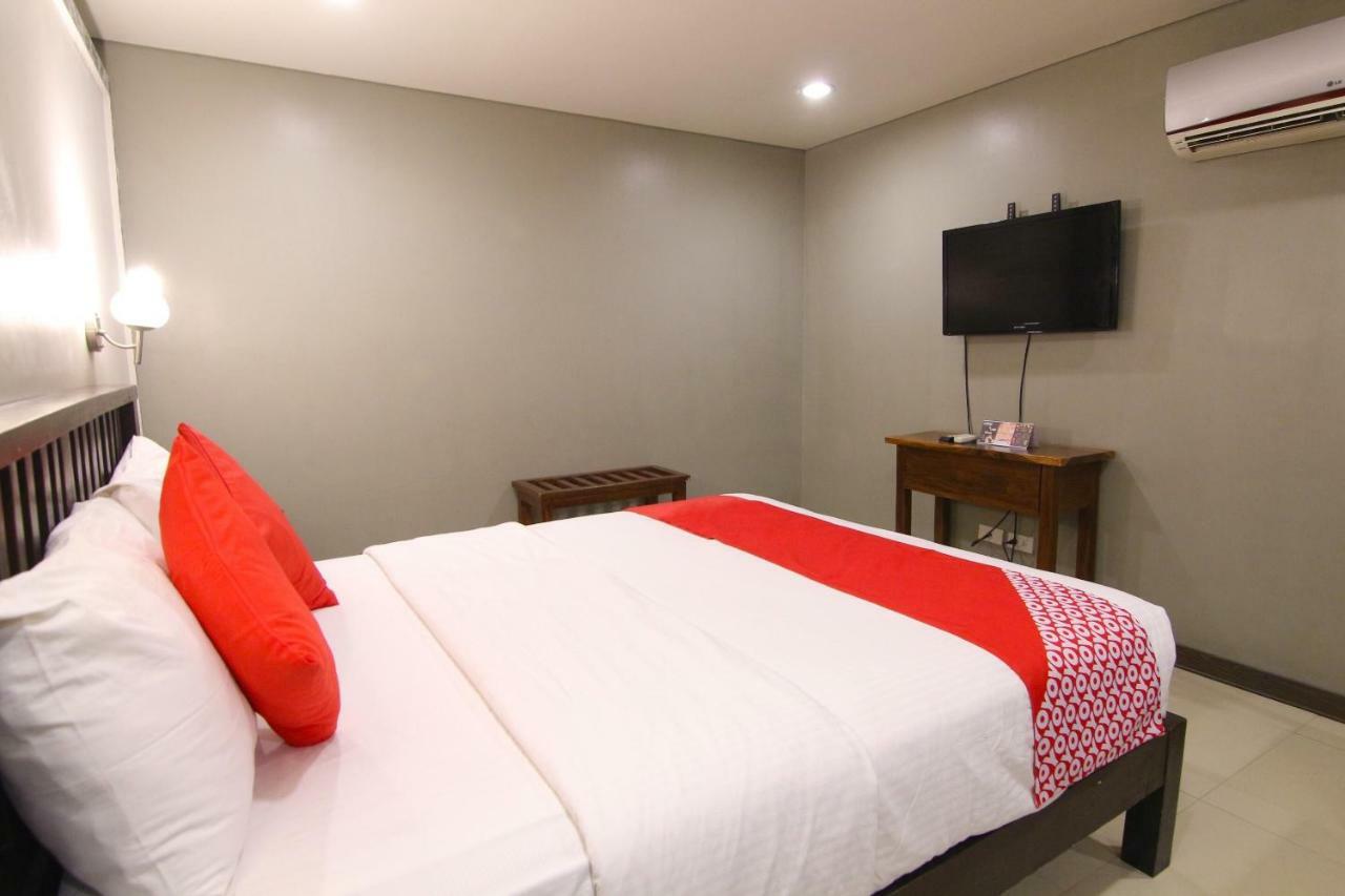 Oyo 103 Artina Suites Hotel Makati City Екстер'єр фото