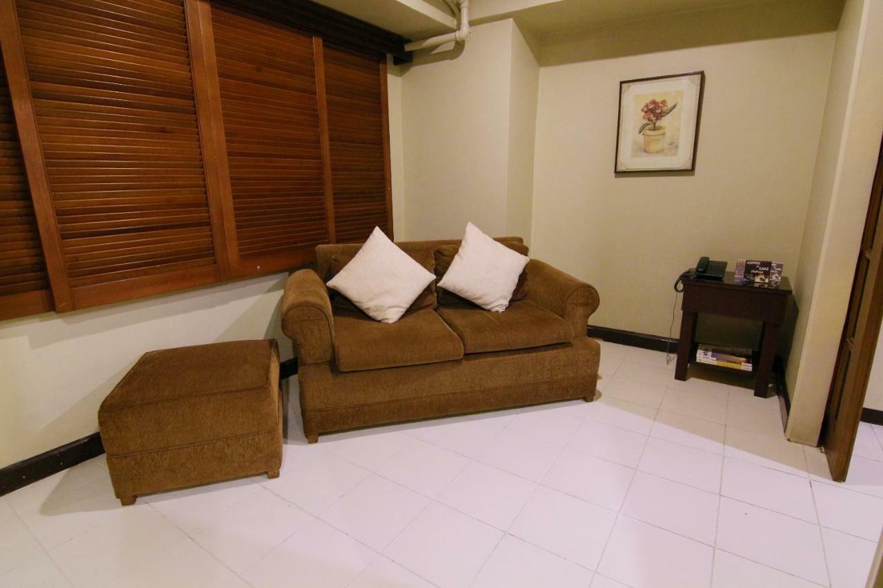 Oyo 103 Artina Suites Hotel Makati City Екстер'єр фото